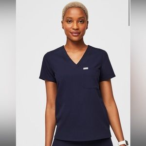 Figs scrubs- ‘Navy’ color Casma 3 Pocket Top.